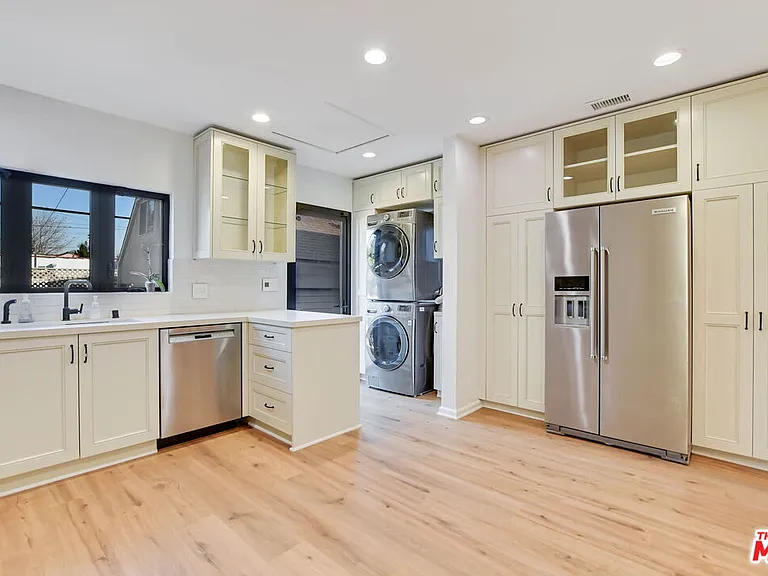 344 S Swall Dr — Photo 11
