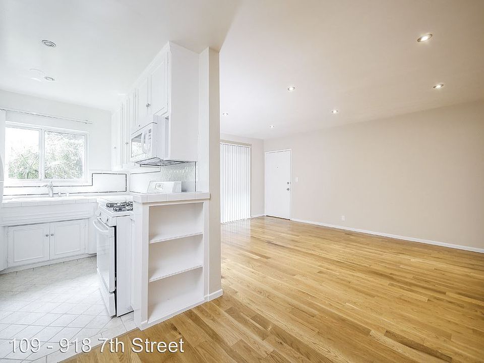1st image of 918 7th St APT 04