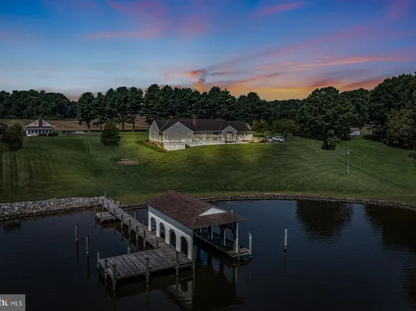 725 Hidden Point Rd, Callao, VA 22435