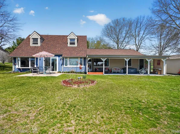 604 Gaffney Dr, Highland, MI 48356
