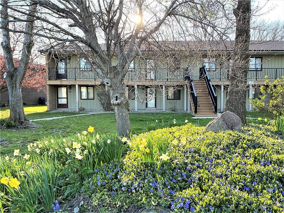 1st image of 806 Edgewater Dr #806