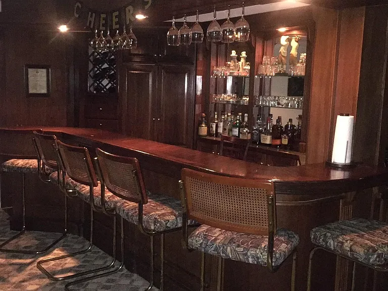Mahogany Irish Pub - lower entertainment level