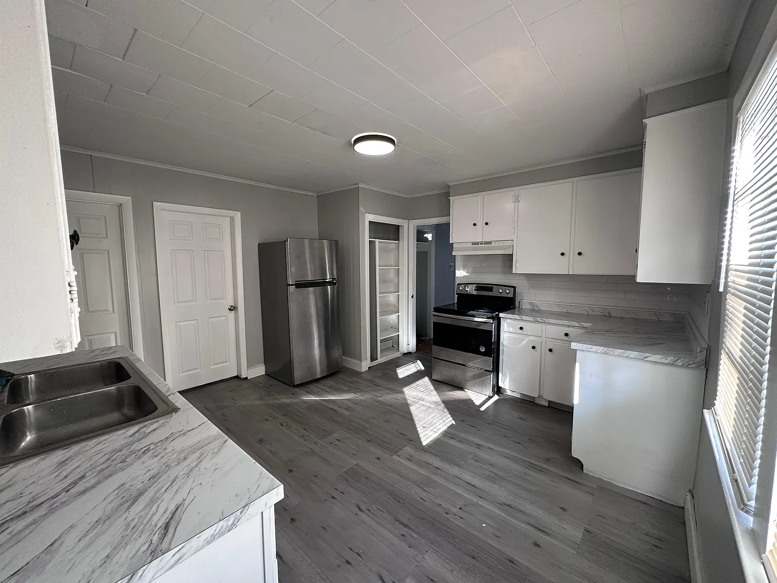 3 bed, 1123 sqft, $2,000 — Photo 2