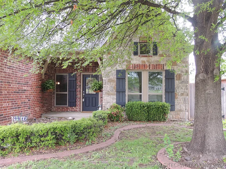 4416 W Indianola St — Photo 5