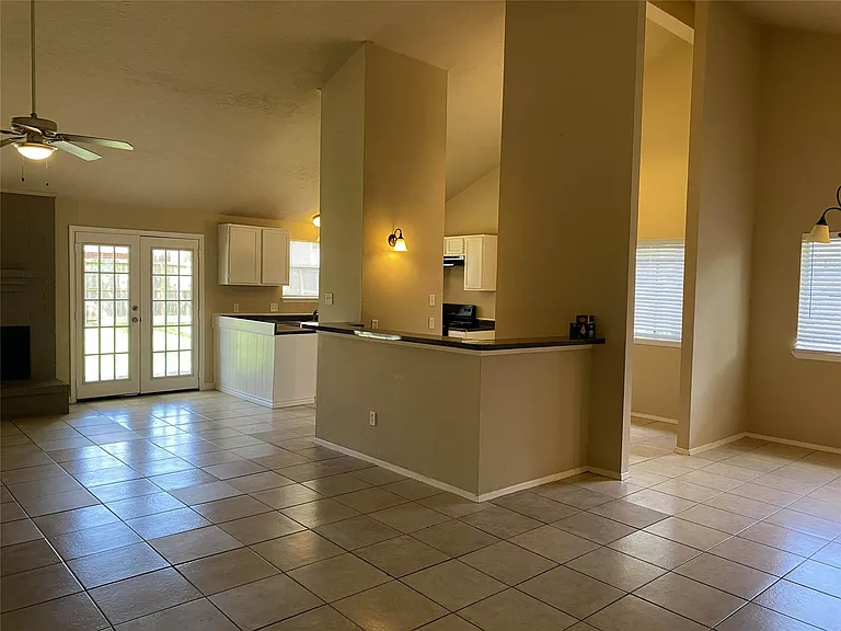 623 Old Colony Dr — Photo 4
