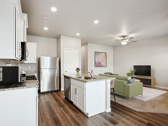 The kitchen has the all space you need for food prep.