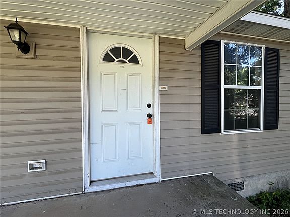 2nd image of 1121 D St SE