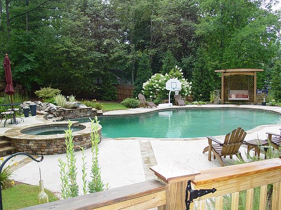 Saltwater pool w/spa 