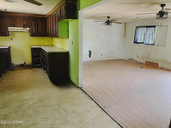 3rd image of 211 E Kelly St