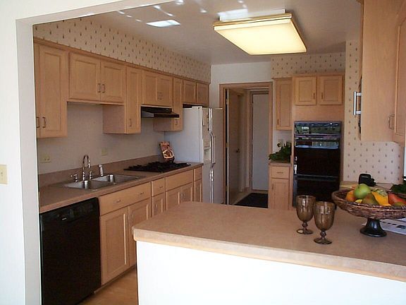 Eat-in Kitchen Maple cabs & floor!