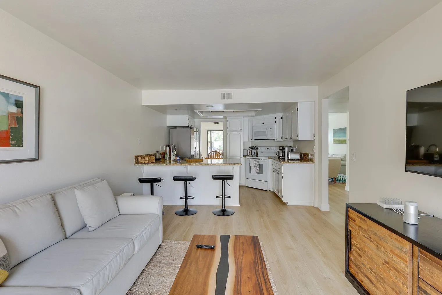 3 bed, 2.0 bath, 1399 sqft, $6,515 — Photo 2