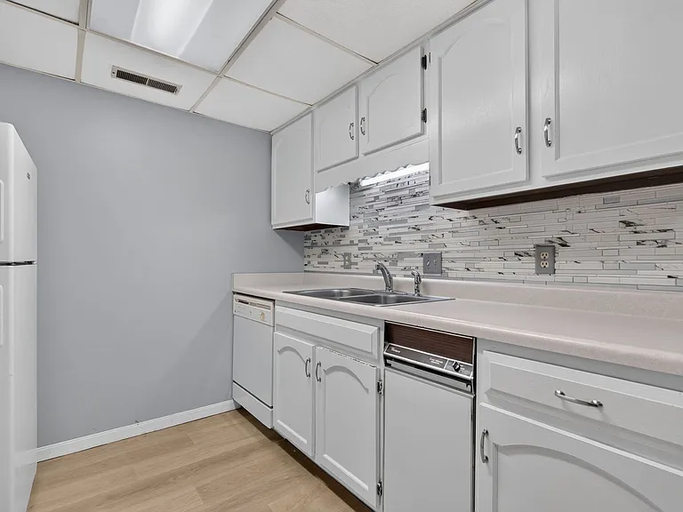Kellogg Place Apartments — Photo 16