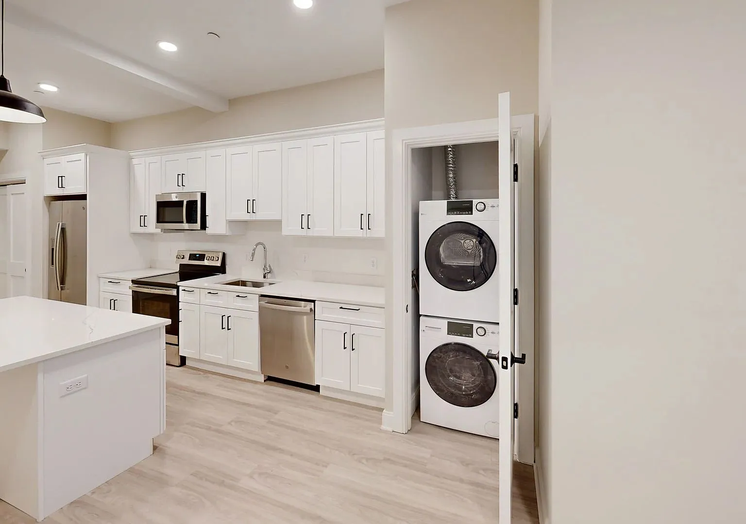 No Brokers Fee, Theater District of Boston, In-Unit Washer/Dryer, Brand new Renovation — Photo 1