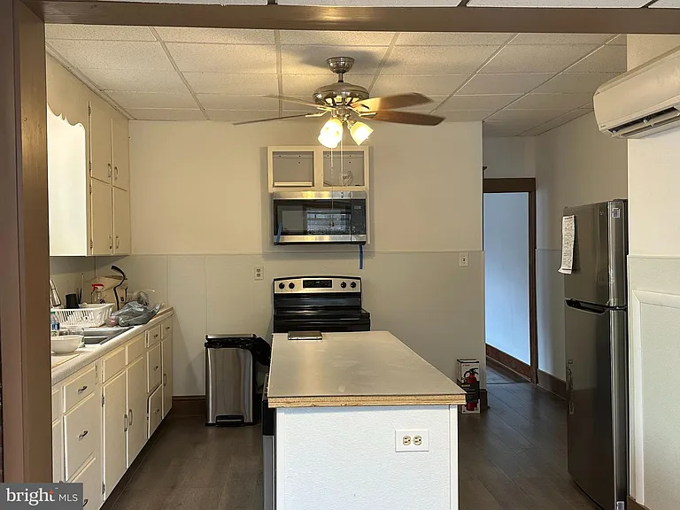 239 N Stratton St — Photo 12