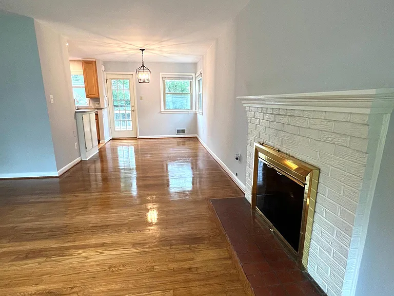 2220 Primrose Dr — Photo 2