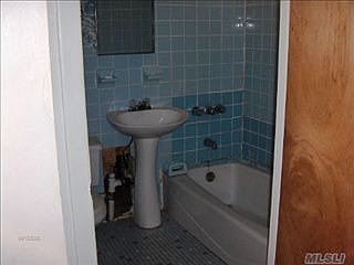 2nd image of 2922 Curtis St