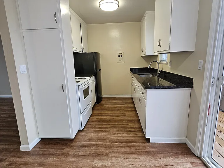 527 Walker Dr — Photo 5