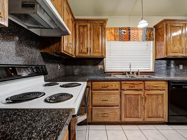 2912 Edinburg Dr — Photo 20