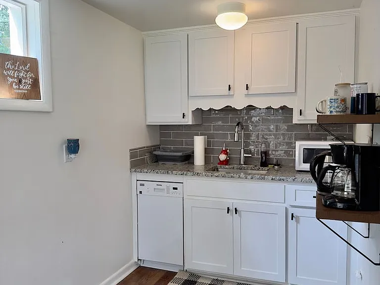 104 Stratford Ct — Photo 5