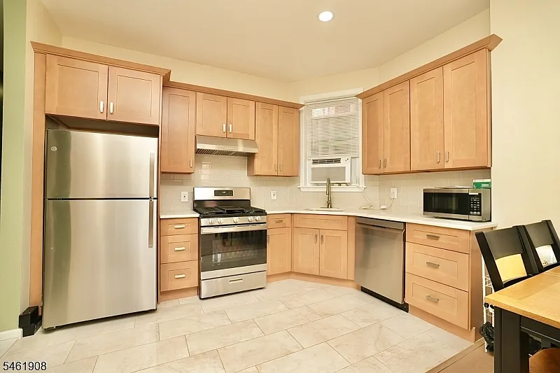 3 bed, 1.0 bath, 1200 sqft, $3,500 — Photo 3