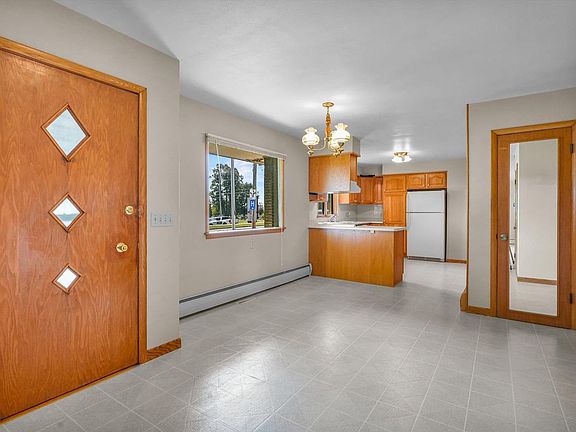 3rd image of 721 W UPHAM STREET