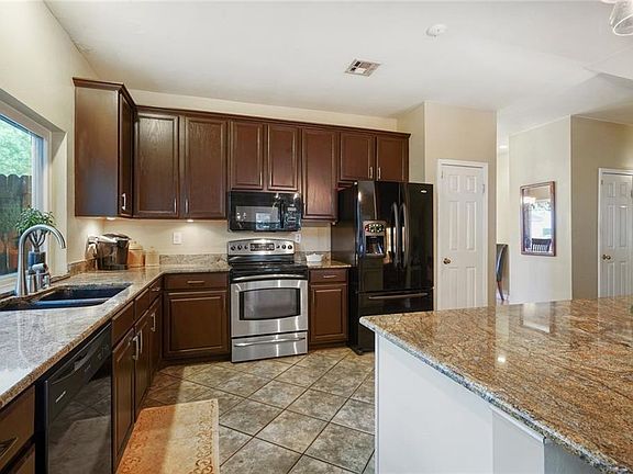 5th image of 802 Orient St