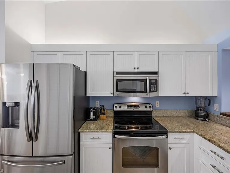 7050 Barrington Cir #202 — Photo 16