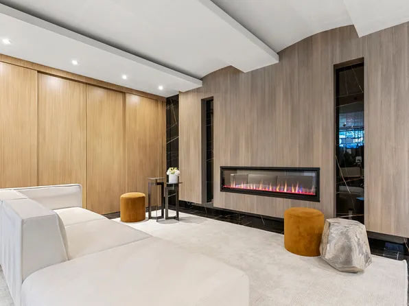 305 East 61st Street 405 image 3 of 4
