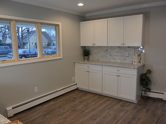 5th image of 310 Duck Pond Dr