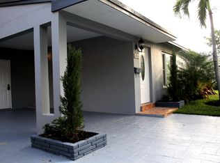 907 NE 5th St, Hallandale, FL 33009