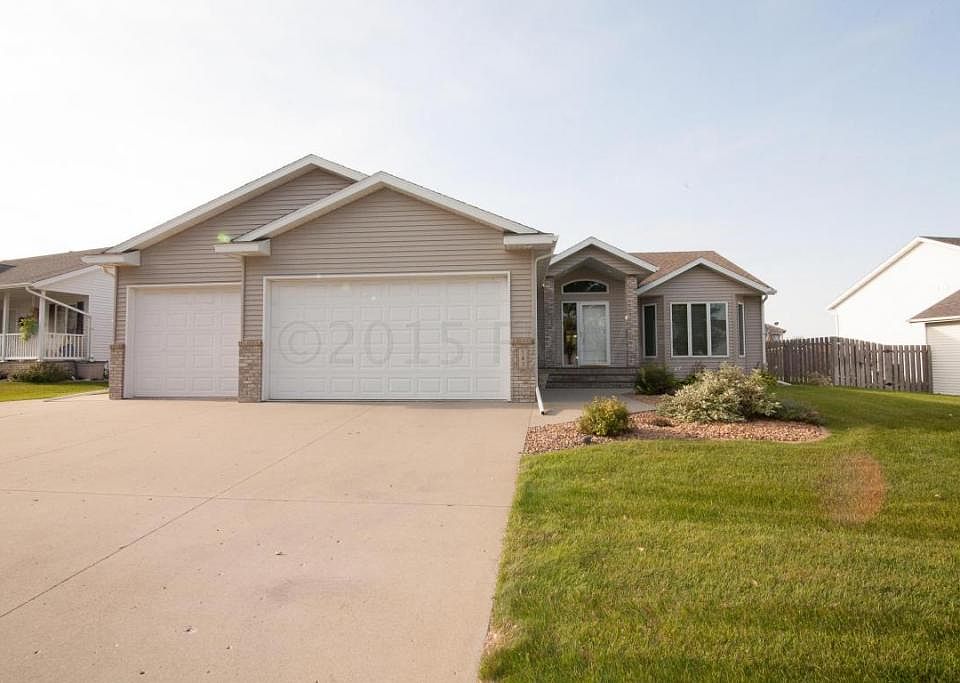 1st image of 743 Lakeridge Dr