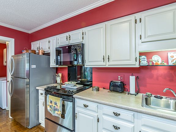 3rd image of 536 Sherwood Hills Dr