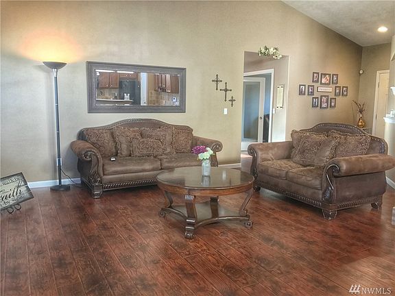 3rd image of 1331 E Crossroads Dr