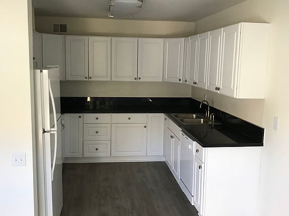 3rd image of 1014-1 W Huntington Dr #19