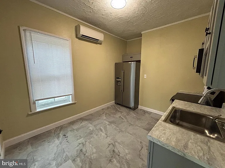 130 E 4th St #2 — Photo 3