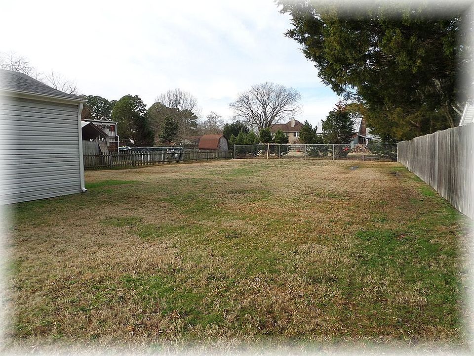 Huge backyard - no trees!