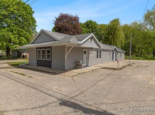 527 S 1st St, Edmore, MI 48829