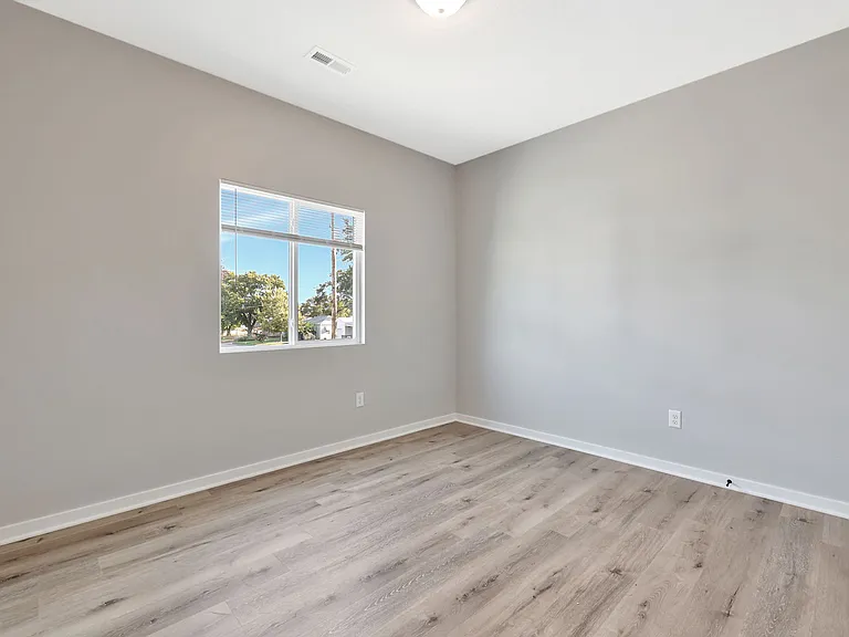 1025 S Edwards St #100 — Photo 17