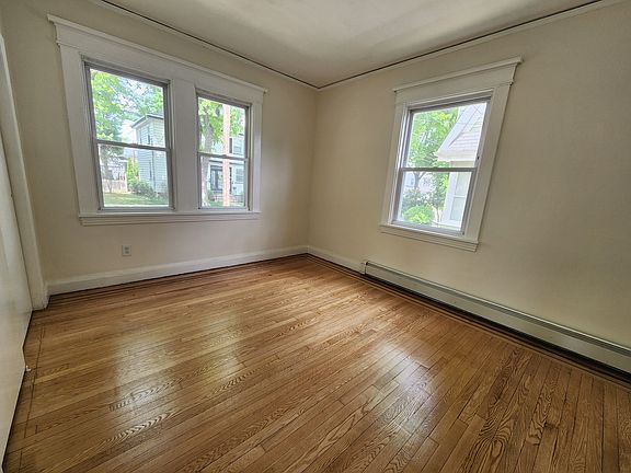 2nd image of 48 Waverly Ter Floor 1