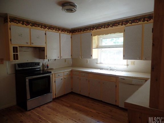 2nd image of 1516 N Main Ave