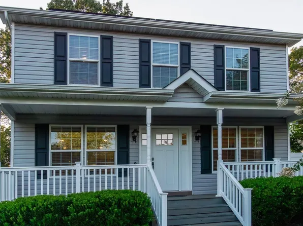 394 Blue Point Road, Farmingville, NY 11738