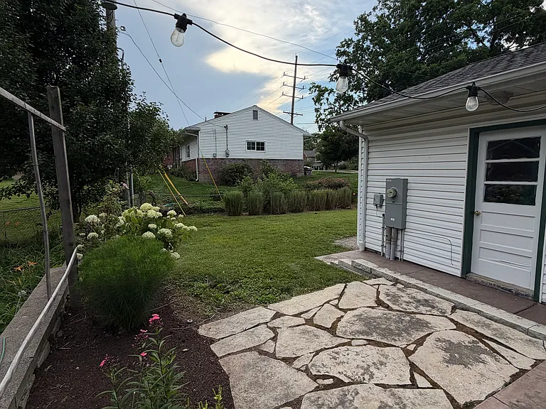464 Quan Ave — Photo 3