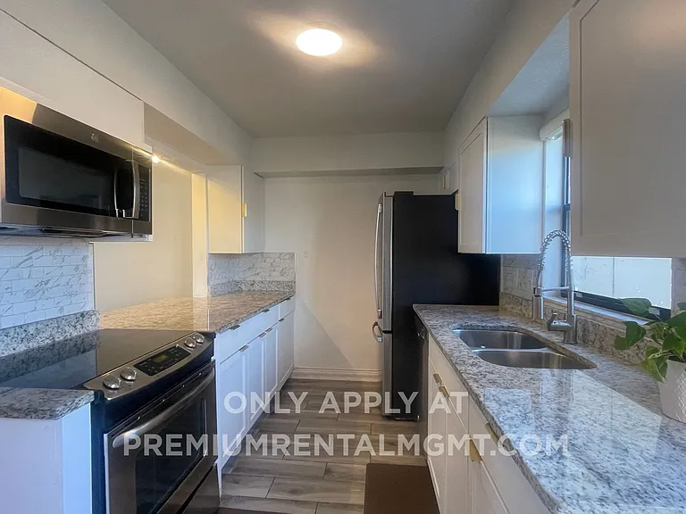 1718 Silver Creek Ct #102 — Photo 2