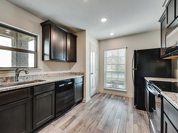3rd image of 122 Bluebonnet Dr