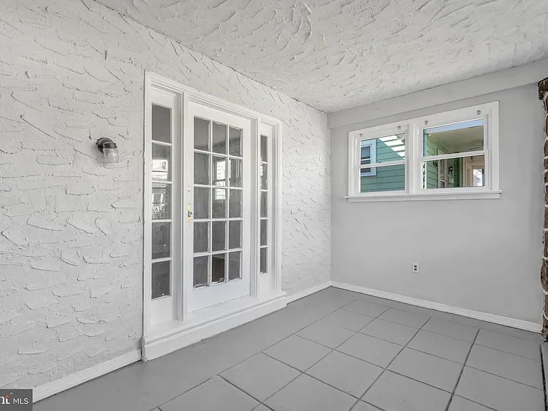 4056 Ellendale Rd — Photo 2