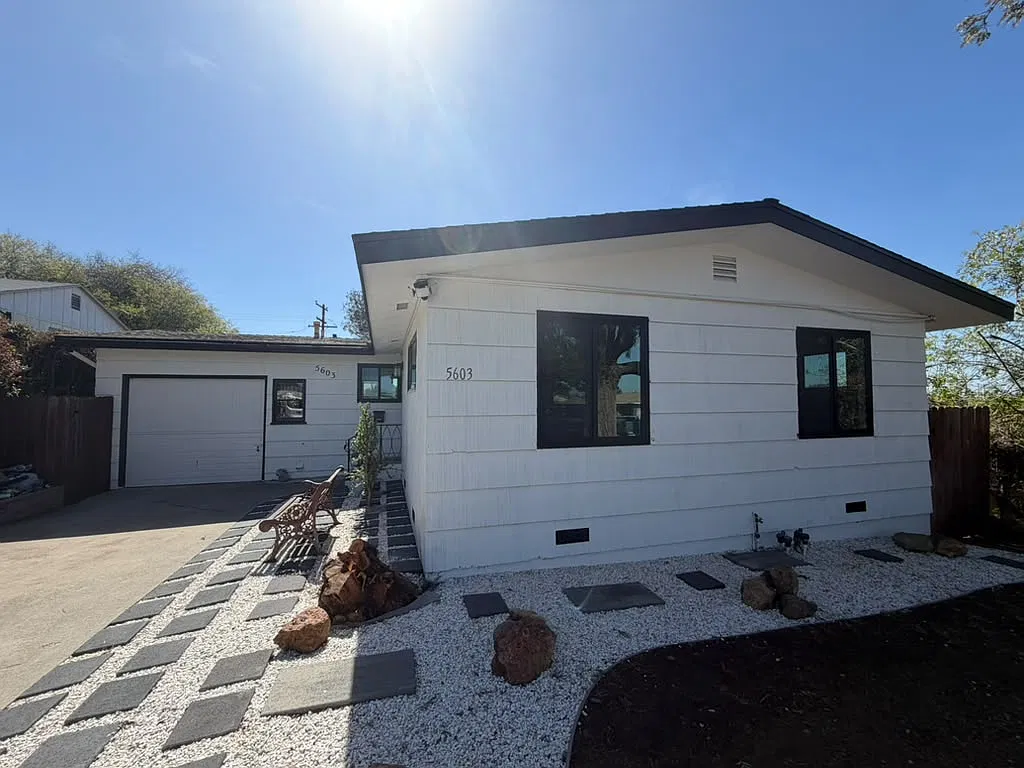 2 bed, 874 sqft, $3,995 — Photo 3