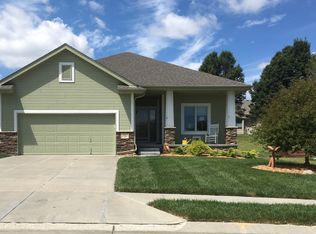 706 Castle Pine Dr, Papillion, NE 68133
