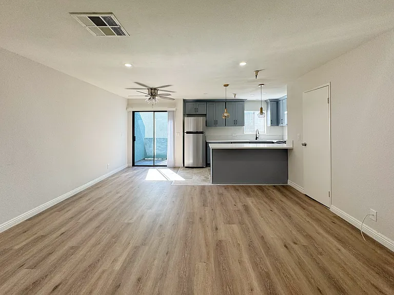 112 N Michigan Ave #9 — Photo 2