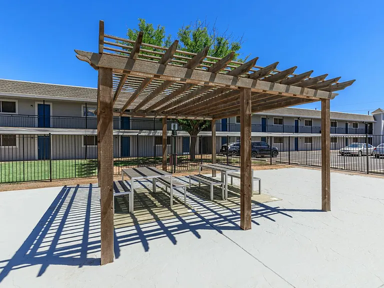 Oak Creek Apartments — Photo 31