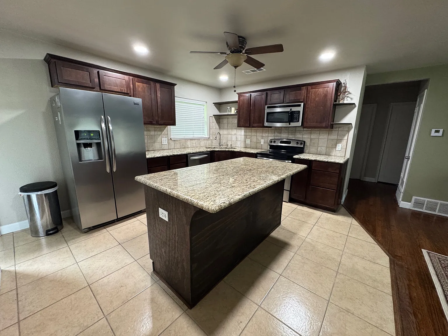 3 bed, 1035 sqft, $1,850 — Photo 3
